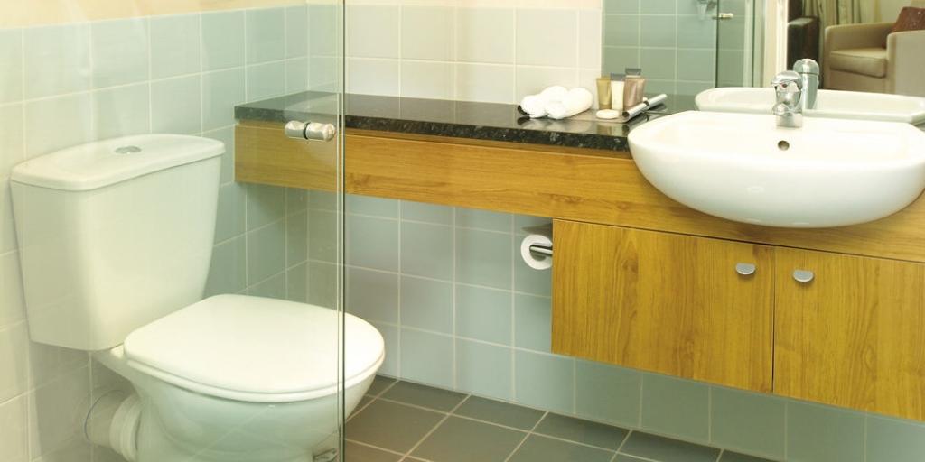 En Suite Bathroom: Oaks Embassy