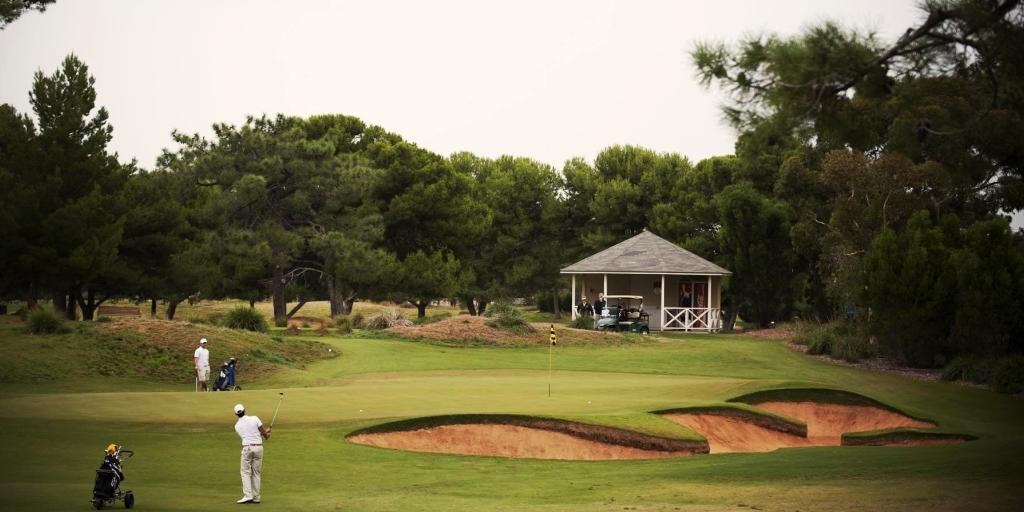 The championship course has gently undulating couch fairways with revetted edge style bunkering